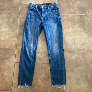 4 /$25

Bundle any 4 items for $25 - Lucky Brand Jeans with raw hem line